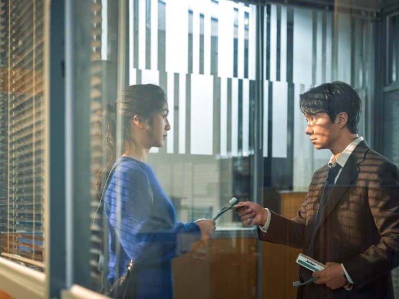 After a long night spent in the interrogation room, Detective Hae-jun (Park Hae-il) offers Seo-rae (Tang Wei) a toothbrush to clean out some of the sushi they shared together.