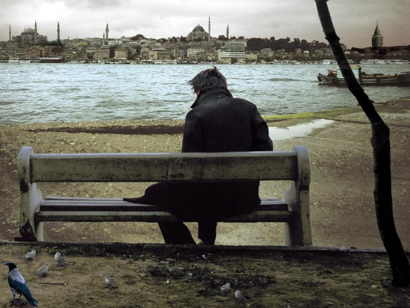 Mahmut (Muzaffer Özdemir) sits alone on a bench by the water amidst the desolate, wintry landscape of modern Istanbul, while contemplating the Void of existence.