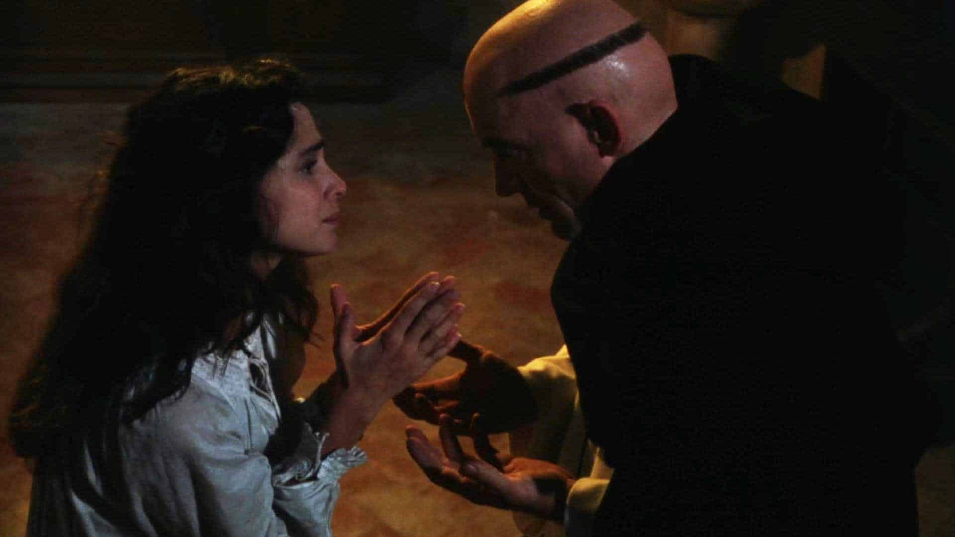 Maria (Rona De Ricci) pleads to the Grand Inquisitor Torquemada (Lance Henriksen).